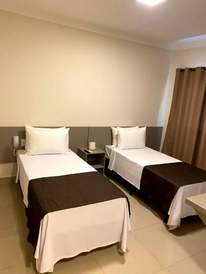 Quarto com duas camas de solteiro